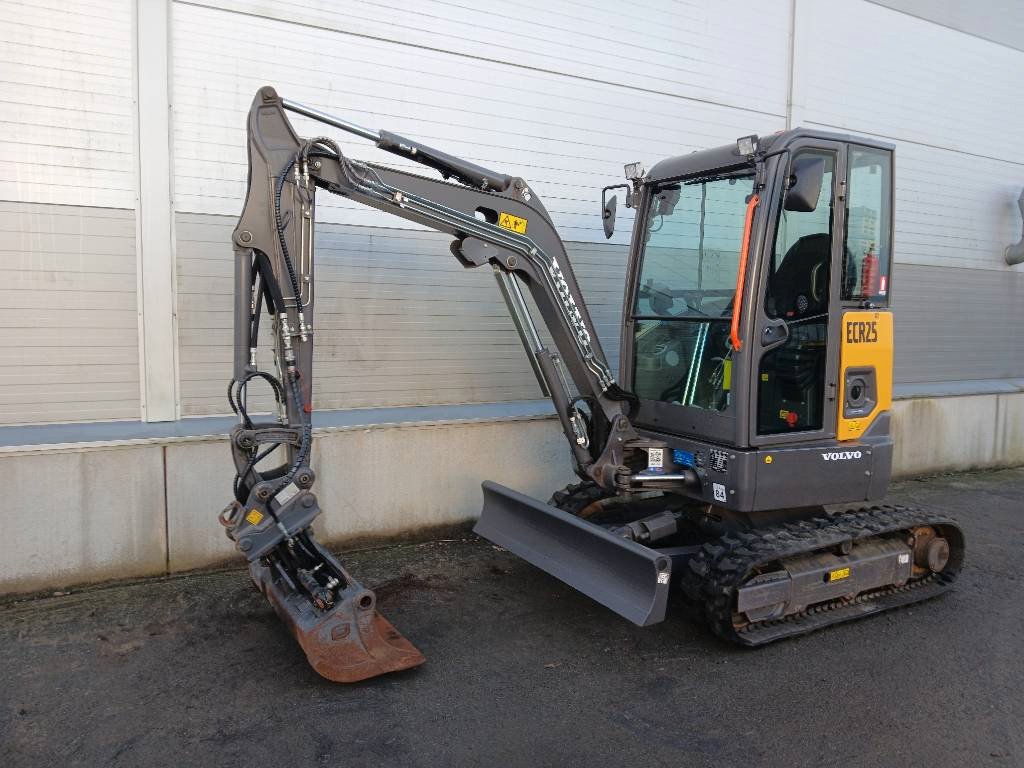 Volvo JECR25D avec armoire de charge