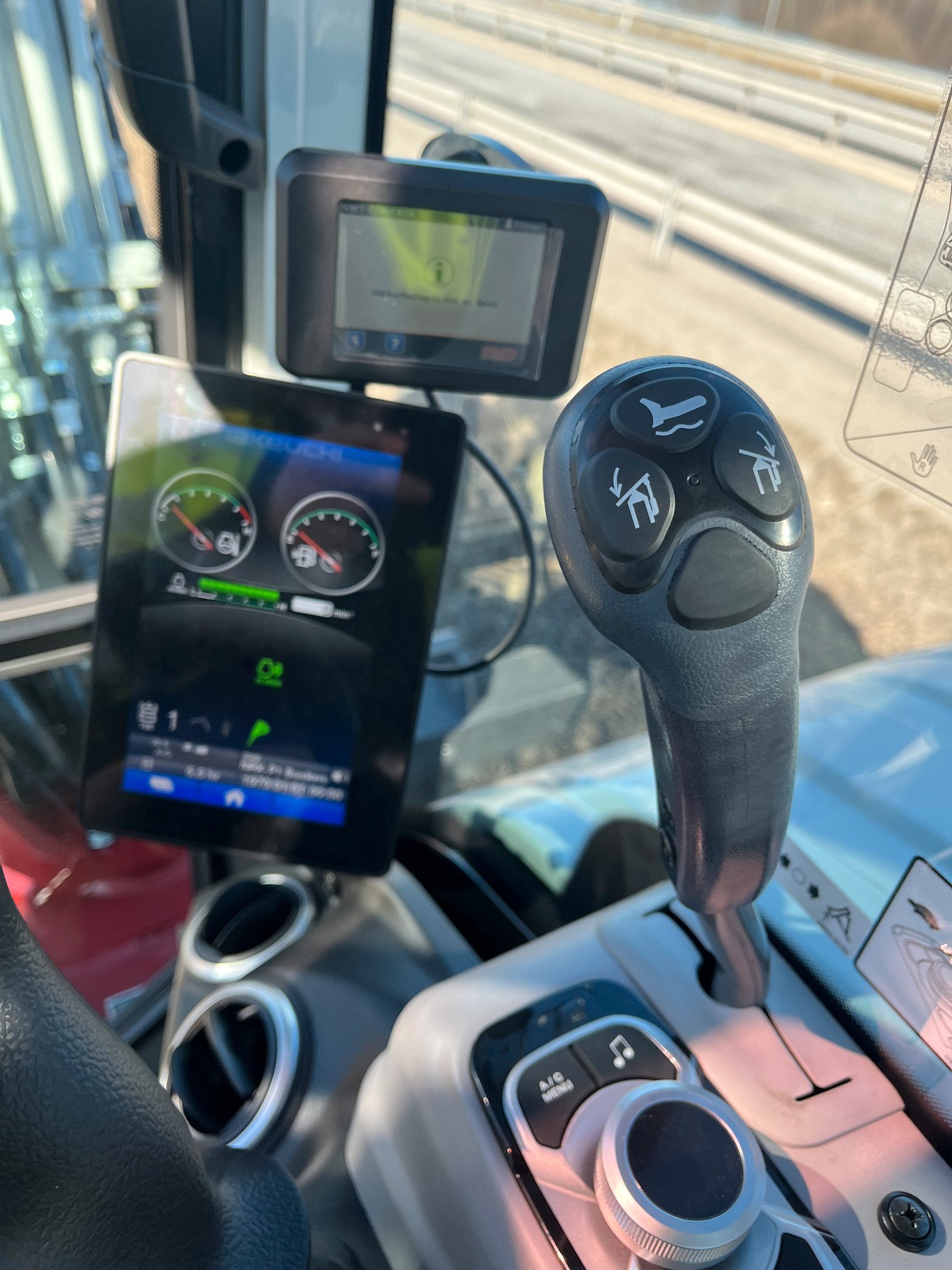 Takeuchi TB335R – Image 12