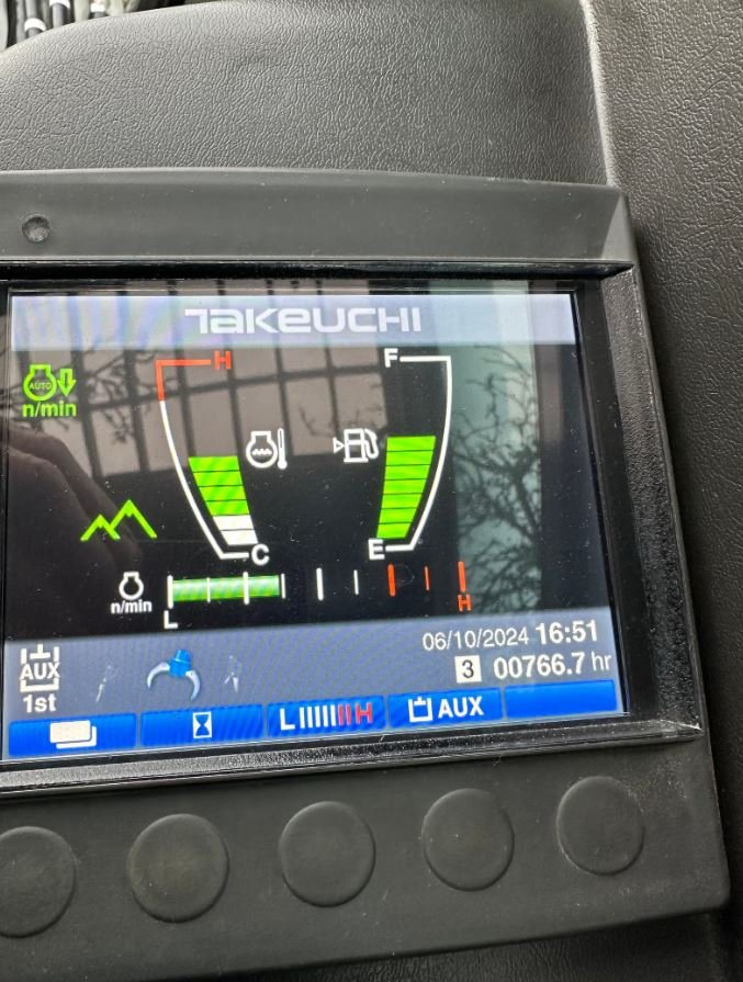 Takeuchi TB 240 – Image 10