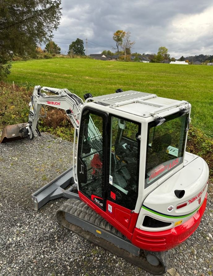 Takeuchi TB 240 – Image 17