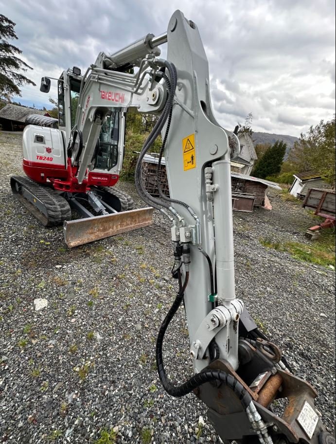 Takeuchi TB 240 – Image 8